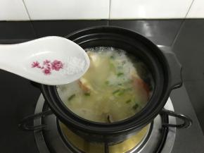 煮开后加少许盐调下味。