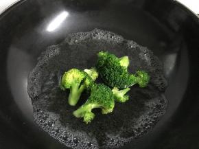 先把西兰花焯下水。