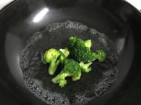 先把西兰花焯下水。