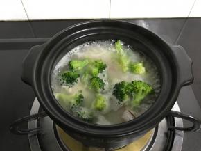 最后把西兰花放进去。即可熄火。