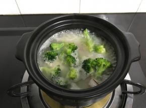 最后把西兰花放进去。即可熄火。