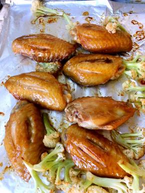 烤箱预热180度，烤15分钟，取出翅中刷蜂蜜水，再烤15分钟