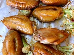 烤箱预热180度，烤15分钟，取出翅中刷蜂蜜水，再烤15分钟