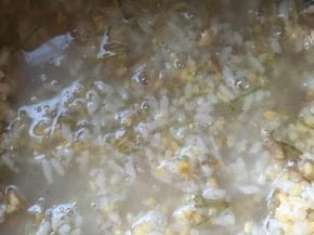 6个小时后，打开电饭锅，你会看到发酵出很多水份，尝一下，甜甜的，还有股麦香味