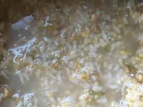 6个小时后，打开电饭锅，你会看到发酵出很多水份，尝一下，甜甜的，还有股麦香味