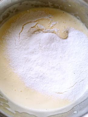 过筛低筋面粉，烤箱预热160度