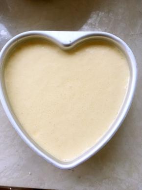 抬高倒入模具，之后再震几下，震出气泡，入烤箱烤40分钟