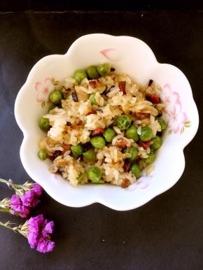 煮好饭后，打开，用铲子翻拌均匀就可以吃啦