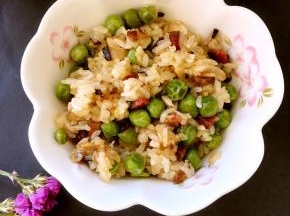 煮好饭后，打开，用铲子翻拌均匀就可以吃啦
