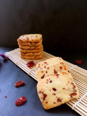 打发黄油做出来的蔓越梅饼干不是很硬，酥脆可口