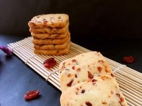 打发黄油做出来的蔓越梅饼干不是很硬，酥脆可口