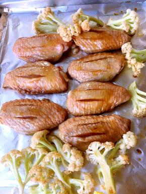 菜花洗干净，在泡翅中的盆中腌一会，烤盘铺锡纸，翅中刷油，将腌一会的菜花也铺上