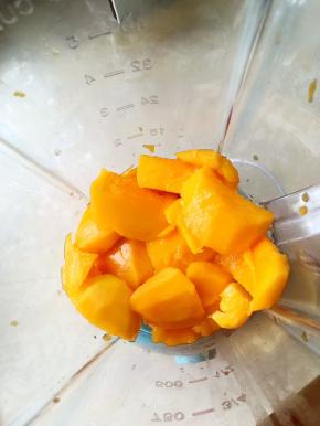 芒果去皮，切丁，放入果汁机中