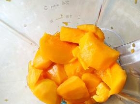 芒果去皮，切丁，放入果汁机中