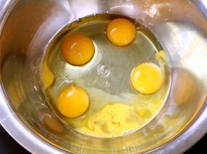 鸡蛋常温，打至干净容器