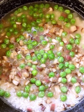 炒熟的食材倒入锅内，跟糯米饭搅拌均匀，加入漠过食材的水，电饭锅煮饭档煮熟