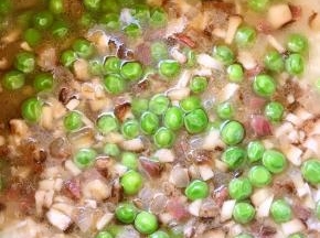 炒熟的食材倒入锅内，跟糯米饭搅拌均匀，加入漠过食材的水，电饭锅煮饭档煮熟