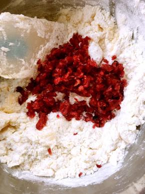 加入蔓越梅碎，搅拌均匀