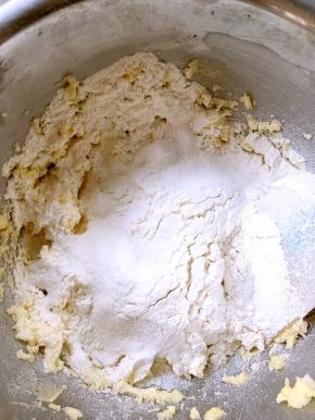 过筛低筋面粉，搅拌几下