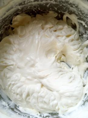 淡奶油加砂糖打发