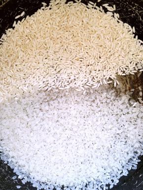 大米糯米清洗干净，用水放一旁泡一会