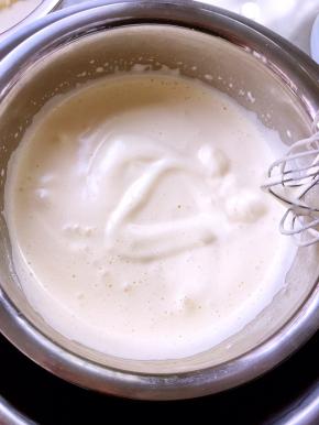 全蛋液加几滴柠檬汁，分三次加入砂糖，坐盆温水打发出纹路，打蛋器提起滴下的蛋液不会马上消失