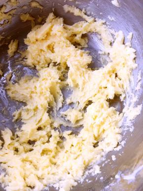 打蛋器打发至蓬松状态