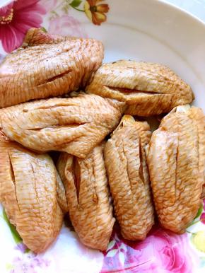 将翅中放到干净盆中，除了蜂蜜跟油以外的全部调料放进去，搅拌均匀，腌制一下午，期间要多次翻转翅中，让翅中充分入味