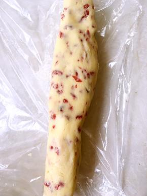 桌上铺保鲜膜，将搅拌好的面团倒在保鲜膜上