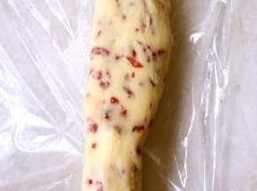 桌上铺保鲜膜，将搅拌好的面团倒在保鲜膜上