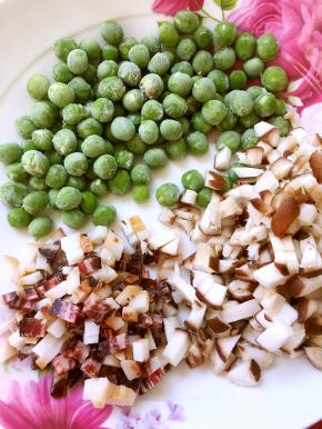 香菇腊肉切丁备用