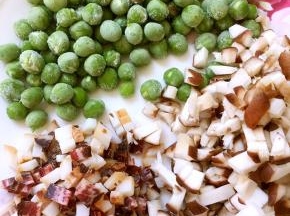 香菇腊肉切丁备用