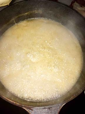 将挤压出来的麦芽水用锅熬，表层会出现很多白色沫沫，我都不要，舀出去啦，留着也没事，就是成品会有很多泡沫