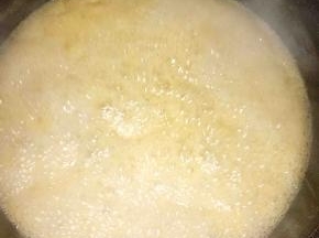将挤压出来的麦芽水用锅熬，表层会出现很多白色沫沫，我都不要，舀出去啦，留着也没事，就是成品会有很多泡沫