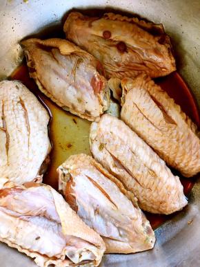 翅中清洗干净，在表面划两刀