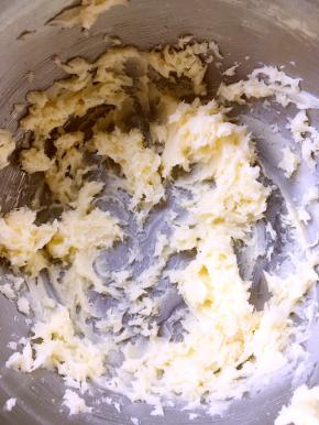 黄油软化至手能按个洞，打蛋器打散