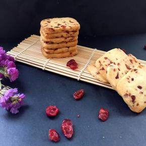 刚烤好的饼干是软的，别急着拿出来，等凉透了就好拿啦