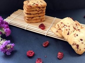 刚烤好的饼干是软的，别急着拿出来，等凉透了就好拿啦