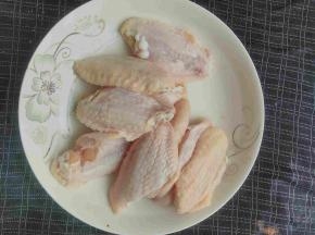 把鸡翅清洗干净，沥水。