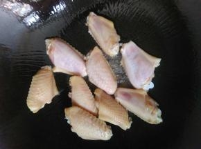 锅中倒入适量的油有冒烟的时候把鸡翅放在锅中。