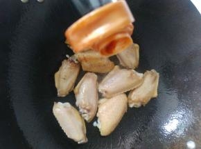 放入适量的生抽。