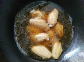 放入两升的水。