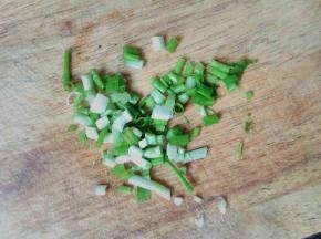 适量的葱清洗干净之后切成葱花。