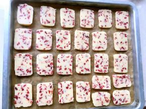 冷冻好取出，切成约为3毫米同等厚度的薄片，烤箱预热170度烤20分钟