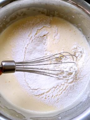 用蛋抽画Z字翻拌均匀，之后再用刮棒将底下的翻拌均匀