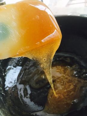 将麦芽糖熬制粘稠成滴旗状态，麦芽糖就熬好啦，趁热装入瓶子中，凉了不好装