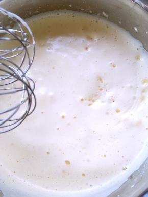 分次加入搅拌好的牛奶玉米油，打蛋器打匀