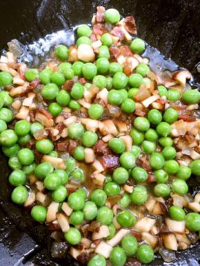 热锅下油，放腊肉翻炒几下，之后放香菇，豌豆放调料炒熟