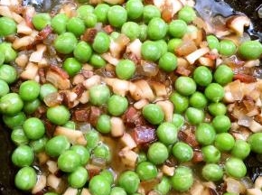 热锅下油，放腊肉翻炒几下，之后放香菇，豌豆放调料炒熟