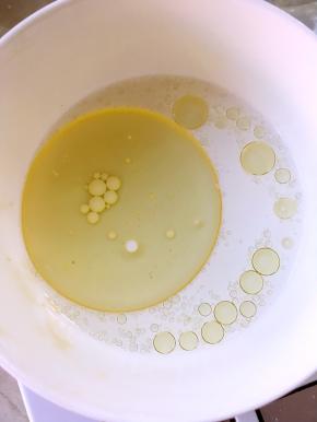 玉米油加牛奶搅拌均匀
